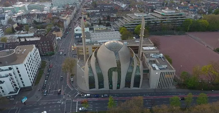 Köln’de açılışını Cumhurbaşkanı Erdoğan’ın yaptığı camide ezan ilk kez hoparlörlerden okundu