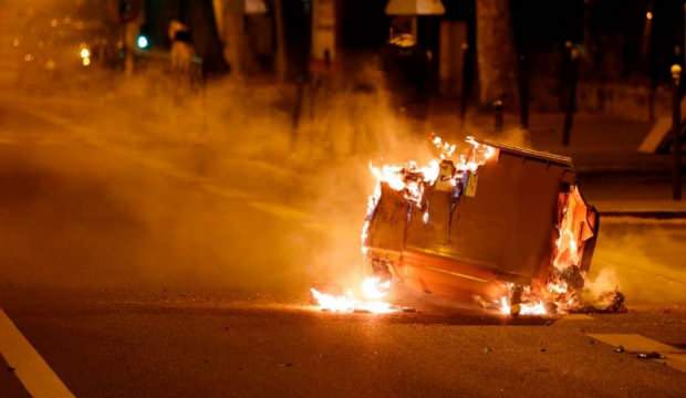 Koronavirüs dinlemediler! Fransa yangın yeri!