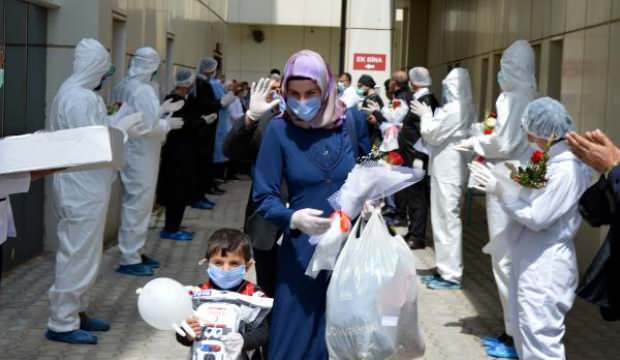 Koronavirüs tedavisi gören aynı aileden 10 kişi, alkışlarla taburcu oldu