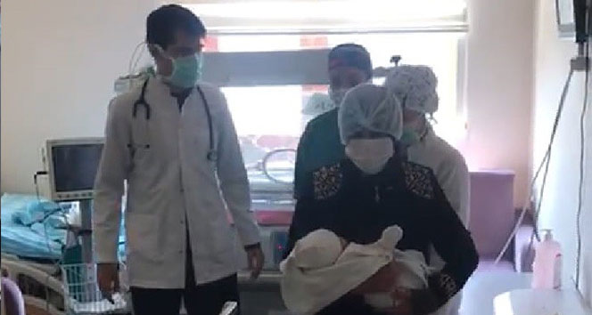 Koronayı yenen 15 günlük bebek alkışlarla taburcu edildi