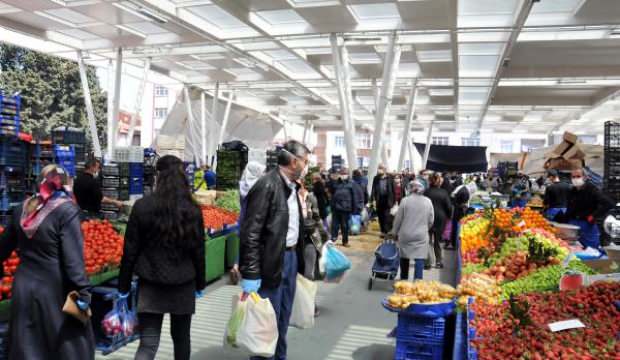 Küçükçekmece’de pazarda yoğunluk