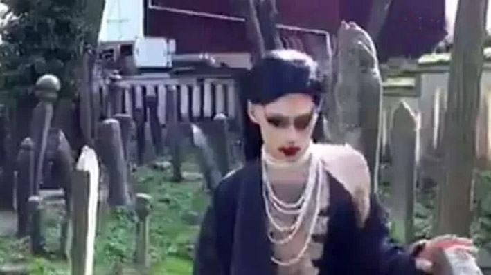 Tarihi mezarlıkta skandal klip!