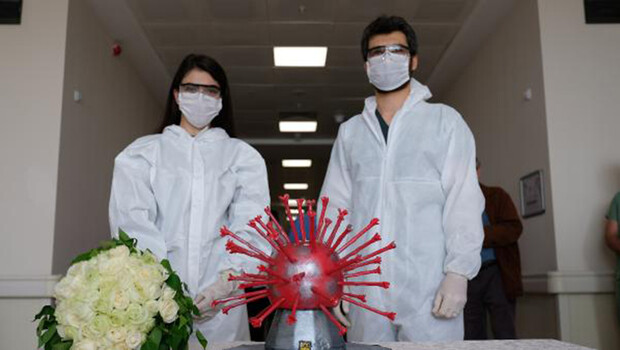 Pandemi nedeniyle hastanede nişan yapan sağlıkçı çifte, virüs şeklinde pasta