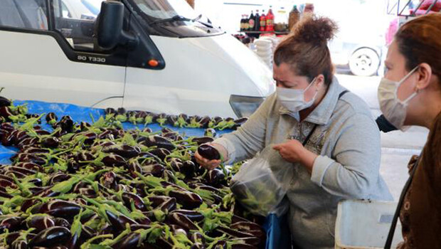 Pazarda sebzeyi eliyle seçti, ‘havalar ısınınca koronavirüs öldü gibi geliyor’ dedi