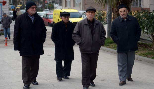 Son dakika: 65 yaş üstüne hafta sonu sokağa çıkma izni geliyor! İşte şartları