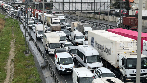 Son dakika haberler: TEM bağlantı yolunda kaza! Kilometrelerce kuyruk oluştu…