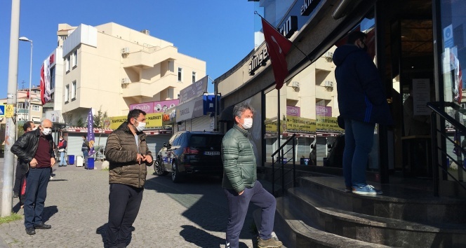 Sosyal mesafeli Ramazan pidesi sırası