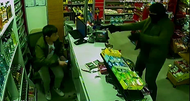 ‘Korona virüs’ maskesiyle tekel bayisini silahla soydu