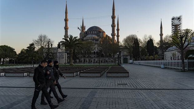 Sultanahmet Meydanı’nda koronavirüs sessizliği