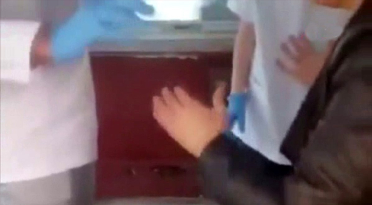 Korona virüs testi yaptırmamak için doktorlara direndi