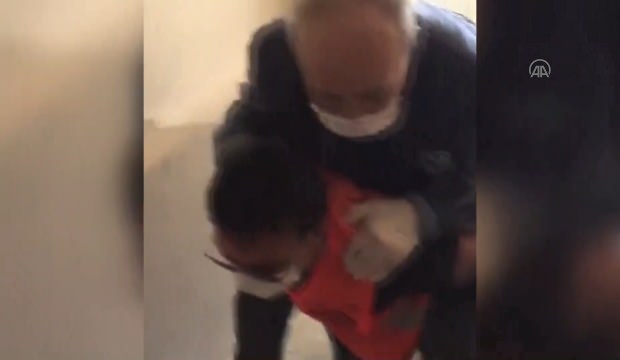 Vefa Sosyal Destek Grubu görevlisi, hastayı sırtında taşıdı