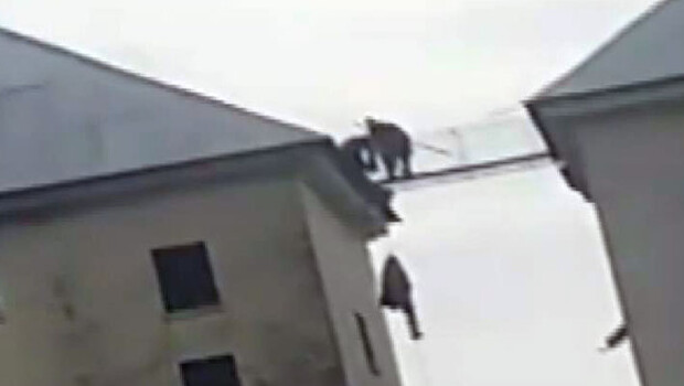 Yer: Arjantin… İsyan çıkan hapishanenin çatısından mahkum düştü