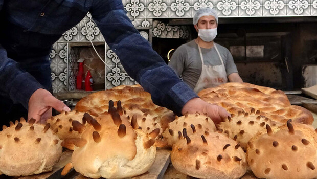 Ürettiği ekmeğe “Covid-19” şeklini verdi