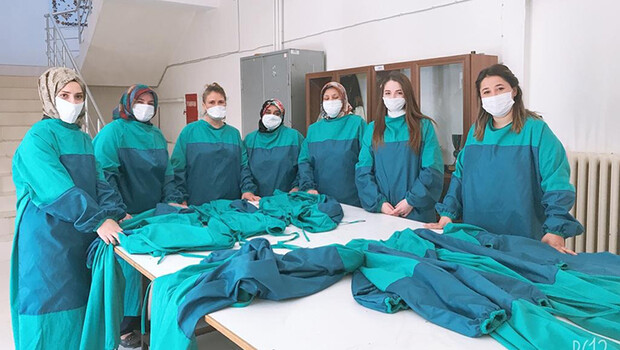 10 gönüllü, günde 5 bin maske üretiyor