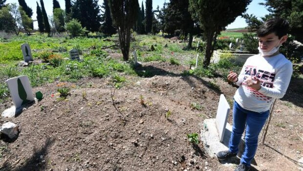 13 yaşındaki Hamza, özel izin ile babasının mezarını ziyaret etti