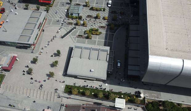 15-20 yaş aralığındaki gençler 42 gün sonra sokağa çıktı