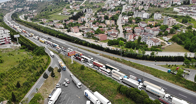 65 yaş üstü memleketlerine doğru yola çıkınca Kocaeli TEM kilitlendi