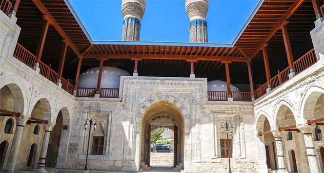 7 asırlık Gök Medresede sona gelindi