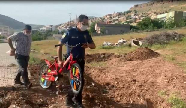 9 yaşındaki çocuk istedi, polis kapısına götürdü