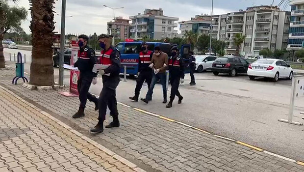 9 yıldır 15 suçtan aranıyordu! Suç makinesi İzmir’de yakalandı