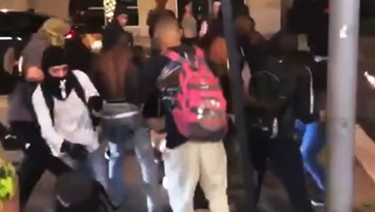 ABD’de kan gövdeyi götürüyor! Taşlayarak linç ettiler