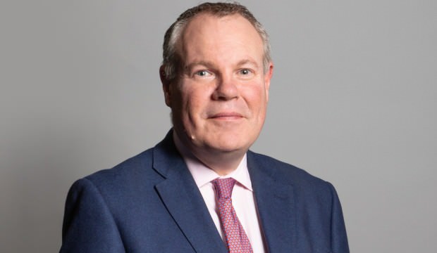 Alacaklıyı tehdit eden İngiliz bakan istifa etti