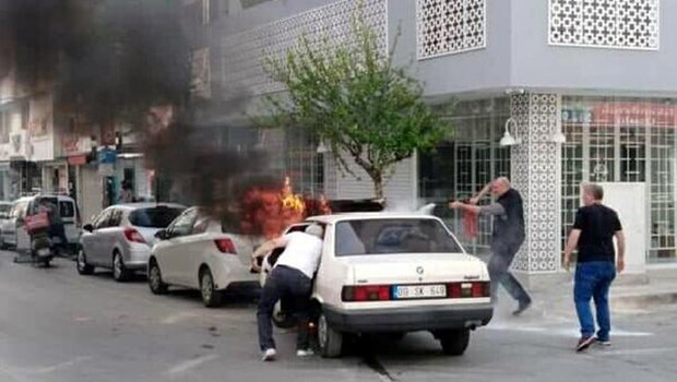 Alev alan otomobile ilk müdahaleyi esnaf yaptı