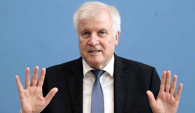 Almanya İçişleri Bakanı Seehofer: En büyük tehdit aşırı sağdan geliyor
