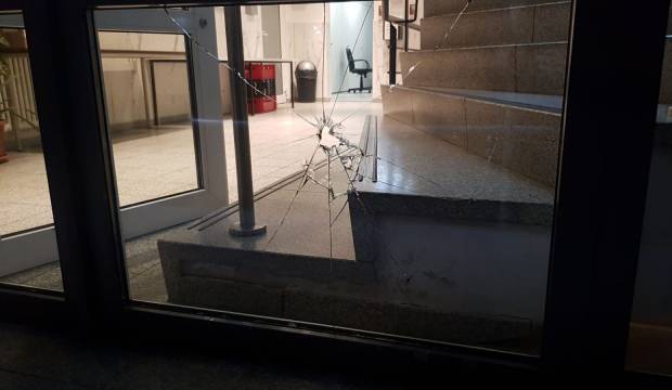 Almanya’da camiye taşlı saldırı