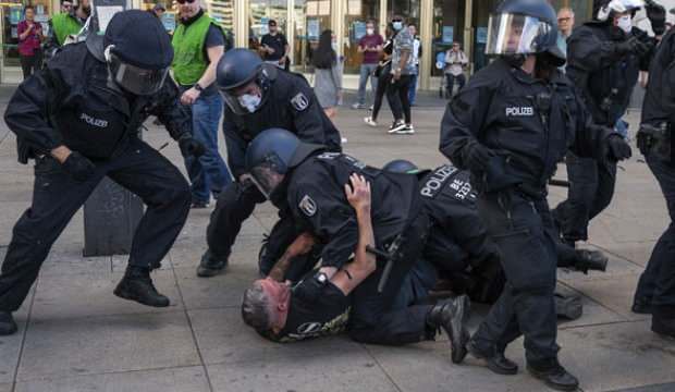 Almanya’da Kovid-19 tedirleri protesto edildi