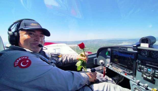 Annesine gidemeyince uçakla şehre gül yağdırdı