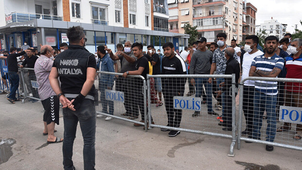 Antalya’da bir mahallede karantina gerginliği