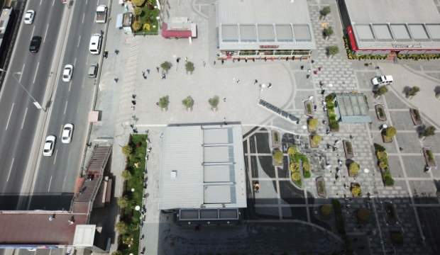 AVM önlerinde yine uzun kuyruklar oluştu