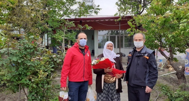 Bakan Selçuk, şehit anneleri ve huzurevindeki büyüklerin Anneler Gününü kutladı
