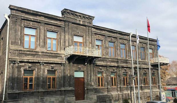 Belediye PKK kampına döndü