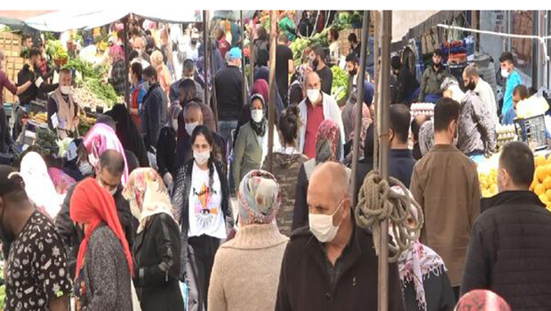 Beylikdüzü’ndeki pazarda dikkat çeken kalabalık