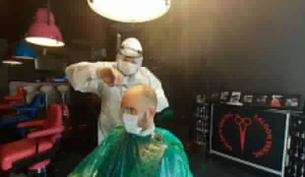 Beyoğlu’nda berber tulum giyip siperlik takarak ilk müşterisini aldı