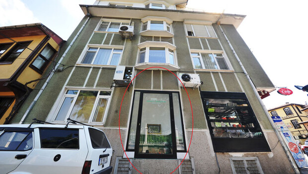 Bu apartmanın önünden geçenler dua ediyor! Türbenin üzerine 5 katlı apartman…