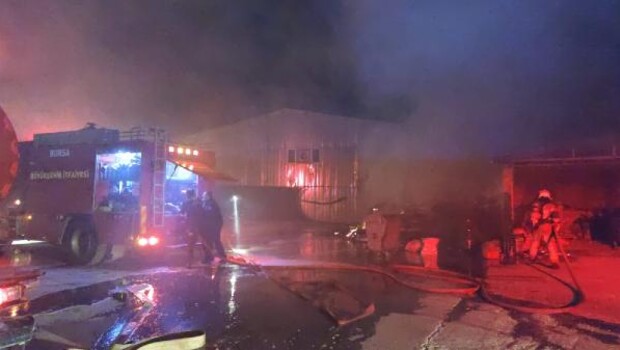Bursa’da mobilya fabrikasının bahçesinde yangın