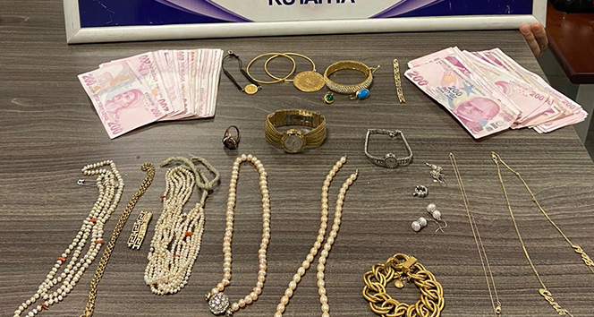Çaldığı ziynet eşyasının satışından elde ettiği parayı dağıtırken yakalandı