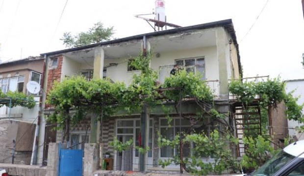 Camı kırılarak girilen evde ölü bulundu