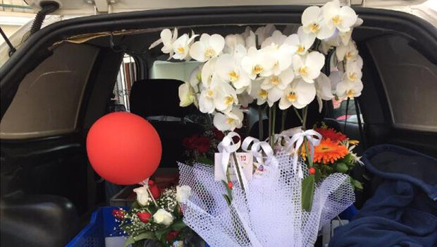 Çiçekçiler dağıtıma devam ediyor