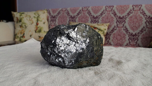 Çilek toplarken buldu! Gök taşı olduğunu iddia ediyor…