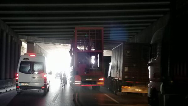 Demir panel yüklü TIR viyadüğün altında sıkıştı