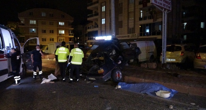 Direğe çarpan otomobil hurdaya döndü: 1 ölü, 1 yaralı