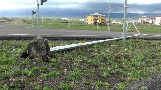 Doğu’da fırtına; ağaçlar ve direkler devrildi, çatılar uçtu