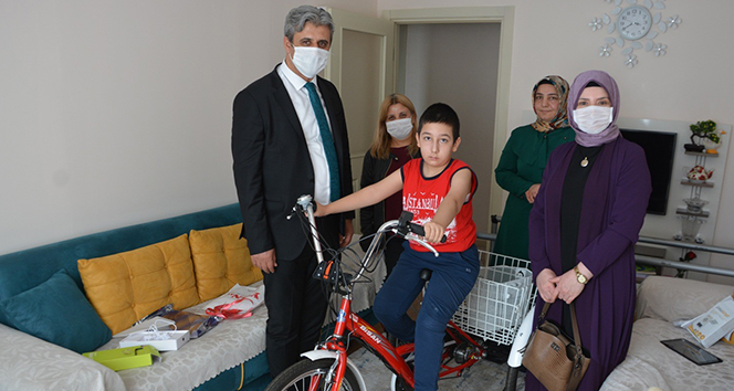 Doğuştan yürüme engelli gencin elektrikli bisiklet hayali gerçek oldu