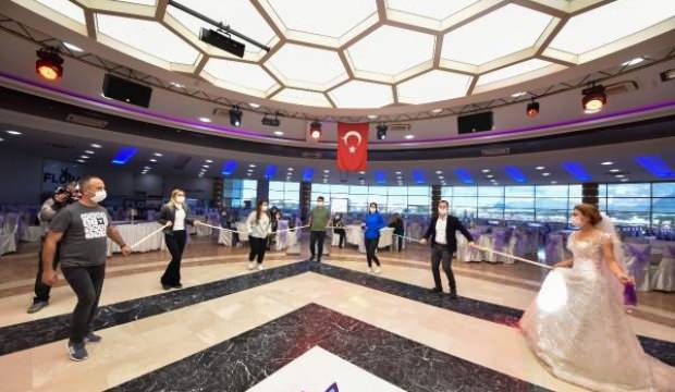 Düğünlerde sosyal mesafe çubuğuyla halay önerisi
