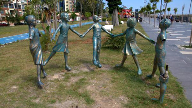 El ele tutuşan çocuk heykellerini kırdılar