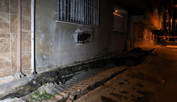 Esenler’de asfaltı çatlayan sokak trafiğe kapatıldı